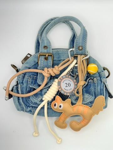 Cute Cat Tennis Bag Charm – Fun Beige Cat Keychain with Racket & Ball, Sporty Gift Clip